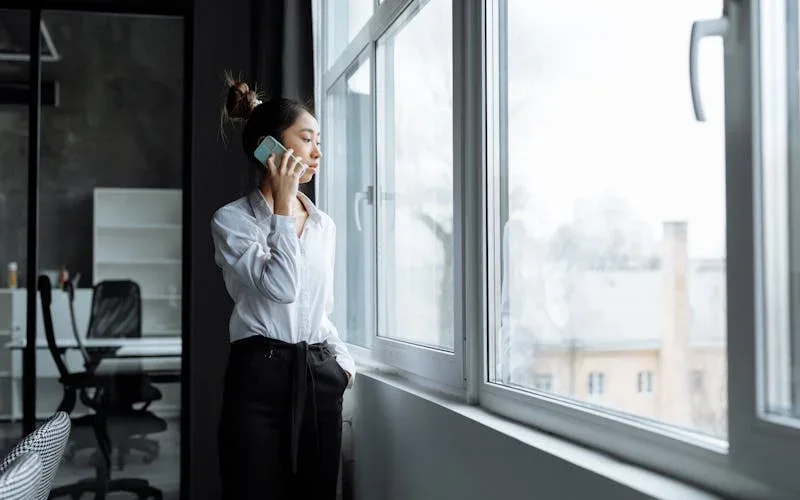 Cabeleireira ao telefone confirmando agendamento de cliente em salão de beleza