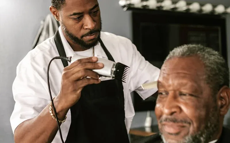 Cliente finalizando adesão a plano mensal em barbearia