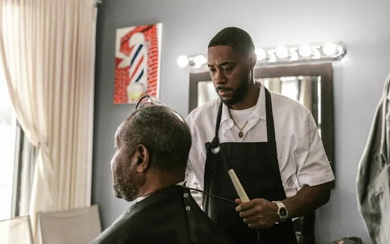 Gerente de barbearia analisando painel de indicadores semanais