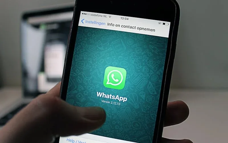 Atendente de barbearia enviando confirmação de horário no WhatsApp