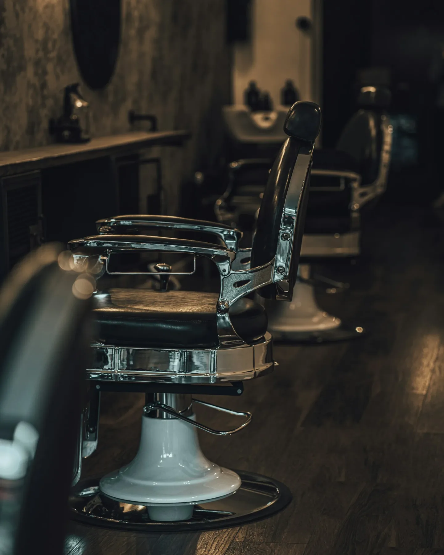 Cadeiras de barbearia com operação pronta para encaixes e confirmação